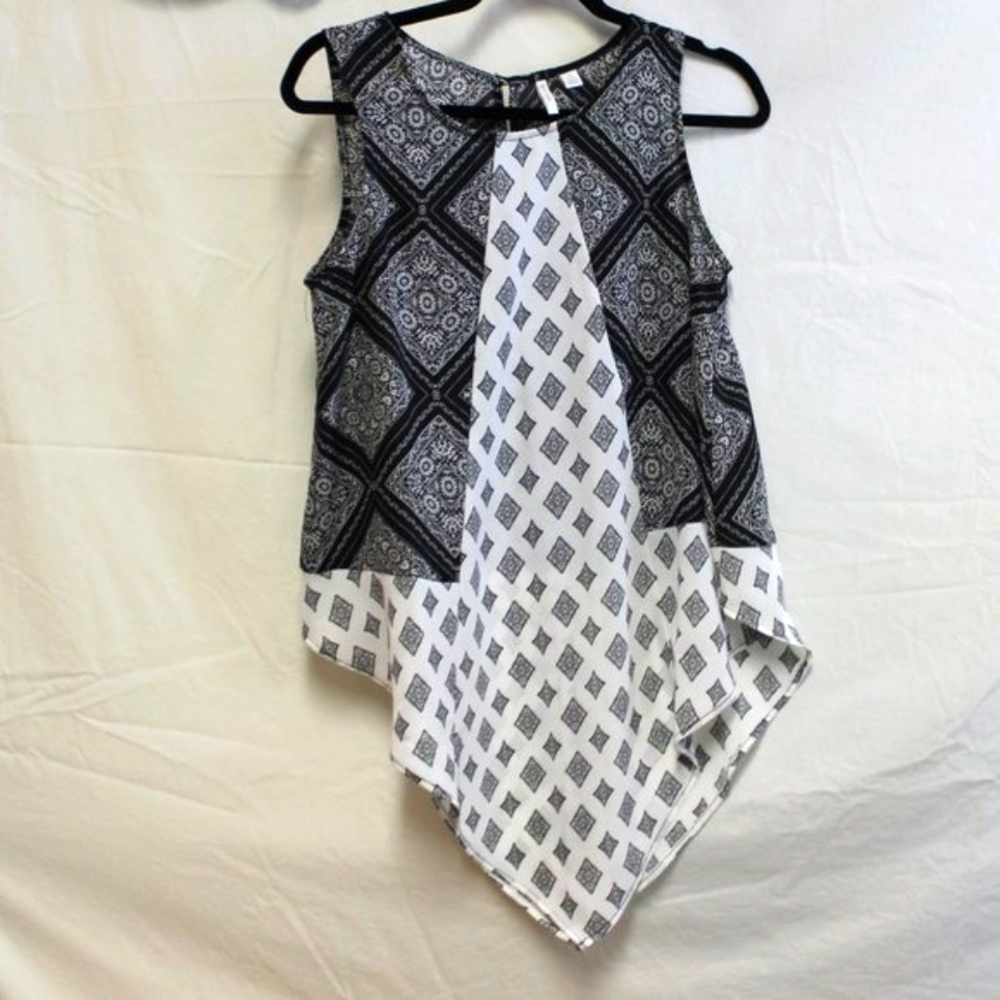 🚨 $5 w/Bundle 2+Items 🔥 NEW Black White Paisley Sleeveless Top Size Small
